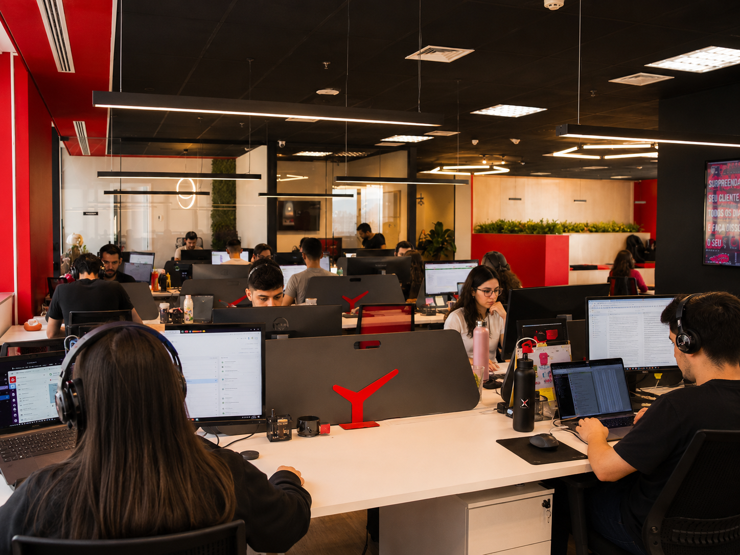 Funcionários trabalhando no escritório da primebid
