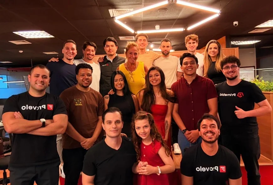 Foto em grupo do time da empresa primebid