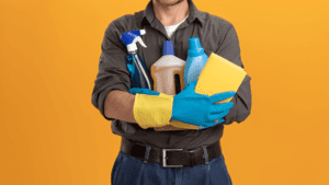 homem-segurando-produtos-de-limpeza-para-limpeza-terceirizada