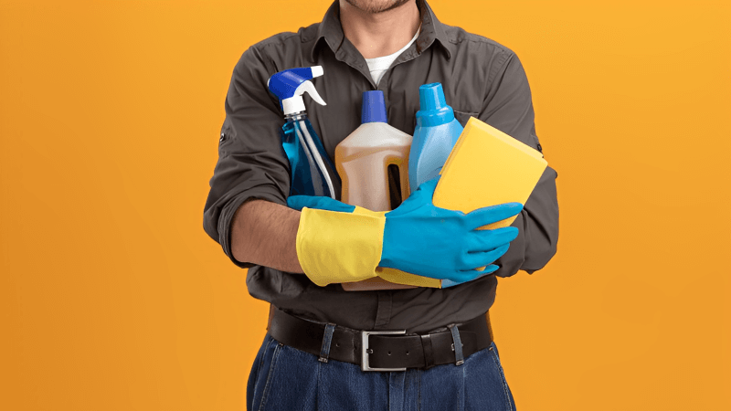 homem-segurando-produtos-de-limpeza-para-limpeza-terceirizada