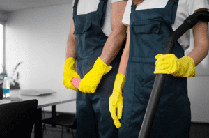 ajudantes-gerais-manuseando-instrumentos-para-limpeza-pos-obra