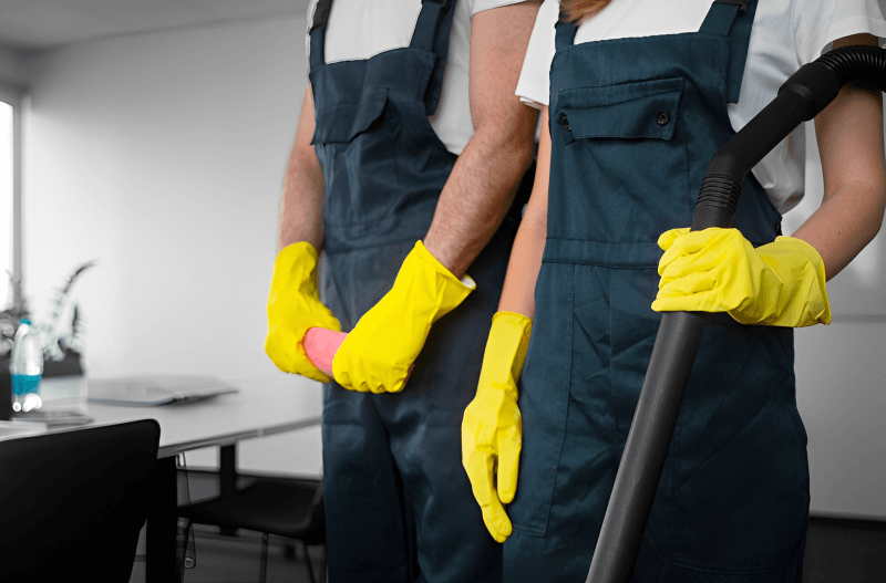 ajudantes-gerais-manuseando-instrumentos-para-limpeza-pos-obra