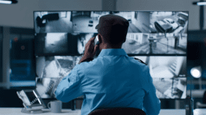 porteiro-vigiando-atraves-da-portaria-virtual