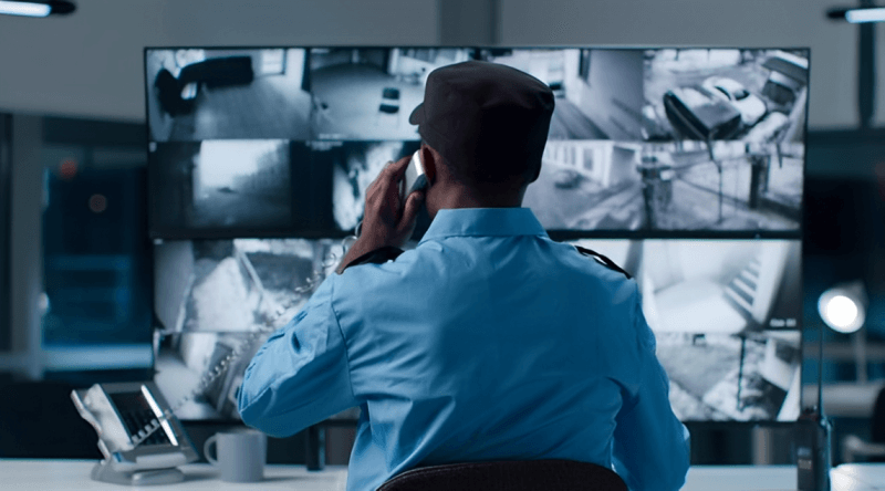 porteiro-vigiando-atraves-da-portaria-virtual