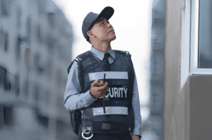 vigilante-armado-realizando-ronda